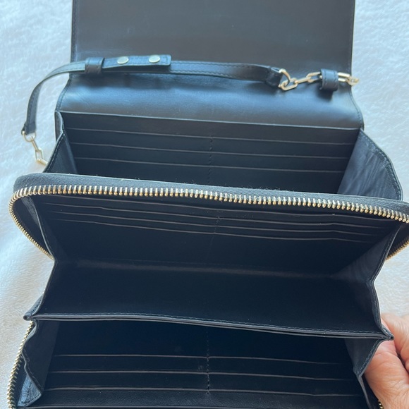 Valentino wallet on chain only wear a few time still like new - Picture 5 of 6